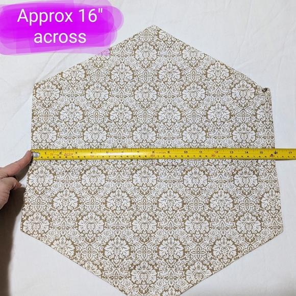 Handmade, quilted table decor with matching coasters, winter themed, brand new - Picture 3 of 9